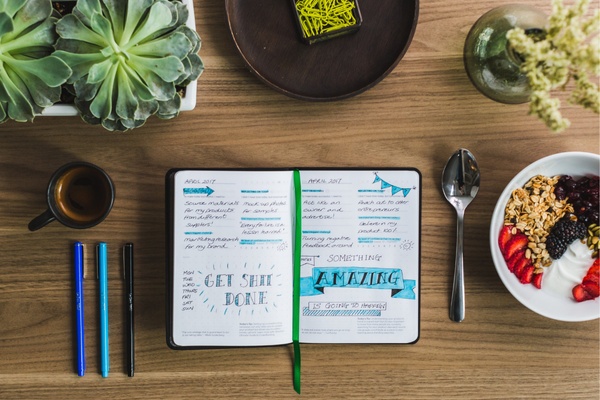 7 Easy Bullet Journal Ideas for Beginners | Whether you start your bujo in January, July, or September, it's a fun and simple tool that can completely transform your life. Whether you're looking for a habit tracker, mood tracker, or you need a creative daily, weekly, and/or monthly spread to manage your appointments, meetings, and assignments, this post has lots of inspiration on the types of pages to include in your bullet journal, with links to cute ideas that are easy to recreate.