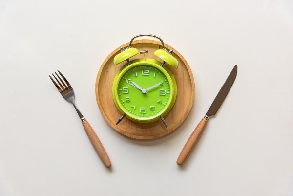 4 Intermittent Fasting Tips for Women | If losing weight feels more challenging now that you're over 40 (or over 50), intermittent fasting is a great option to consider. This is a great post for beginners as it explains the different plans (16/8, 5/2, Eat-Stop-Eat, The Warrior Diet, etc.) so you can figure out the best fat-burning plan for your schedule, along with helpful tips to get started and get the most out of your workout! #intermittentfasting #weightlossafter40 #loseweightfast