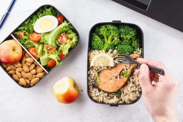 30 Packable Lunches Under 300 Calories | If you're looking for easy and healthy lunch options that are low cal and packed with protein, look no further! If meal prep is your thing, these make ahead packable lunches for adults are perfect for work, for school, and when you're on the go. We've included all kinds of options: vegetarian, gluten-free, nut-free, no heat - you name it! Brown bagging it has never been as tasty or filling! #packablelunches #recipesunder300calories #healthylunchrecipes