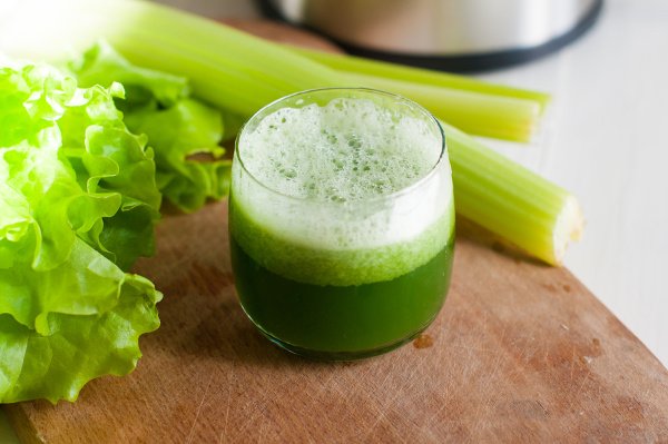 Celery Juice for Beginners | If you’re new to celery juice and want to know what it is, what the health benefits and side effects are, how to make celery juice with a juicer or blender, and the best celery juice recipes for weight loss, this post has it all! Whether you’re looking for a cleanse to help you detox, or want to drink celery juice in the morning to reduce acne and eczema, and to boost your endurance, we’ll help you get results that last! #celeryjuice #juicing #juicingrecipes