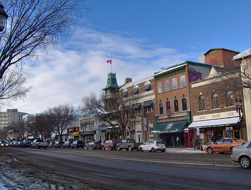 Whyte Avenue in winter displays a lot of natural charm, but it\'s even better in the fall! Image by (WT-shared) Edmontonenthusiast at wts wikivoyage (Own work) on Wikimedia Commons.